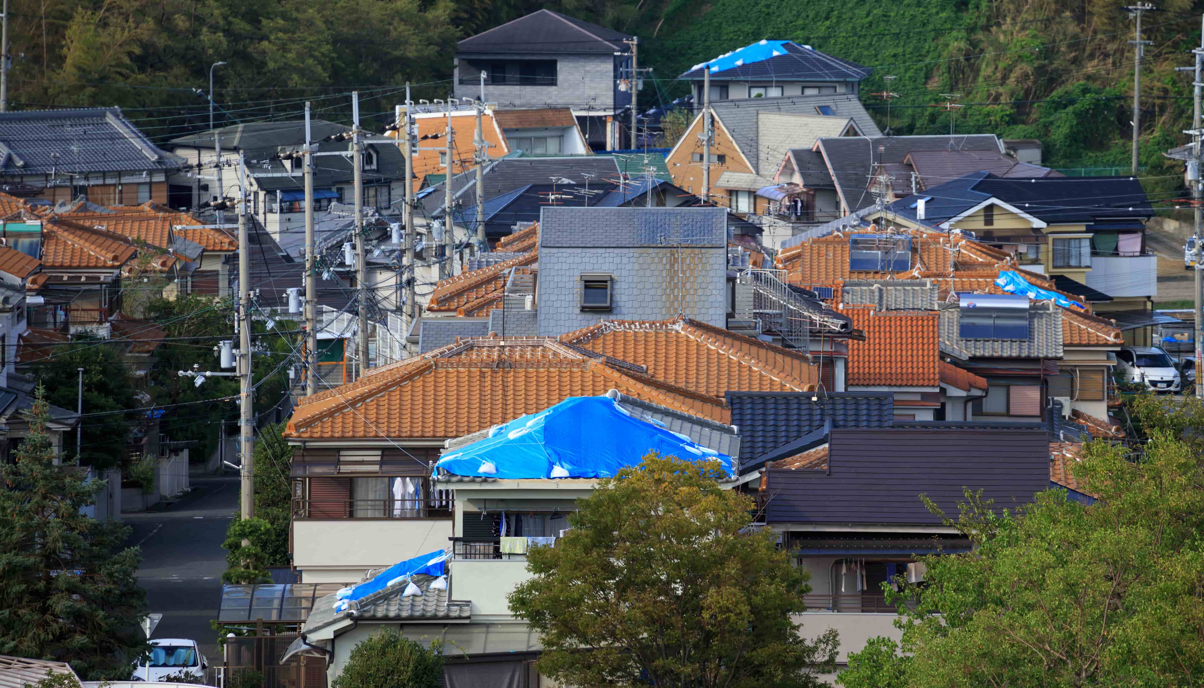 台風に強い屋根、弱い屋根の特徴は？被害の傾向や対策方法を徹底解説！