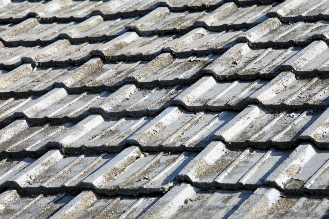 セメント瓦葺き替え工事の費用は？選べる屋根材や工事のポイントを簡単解説